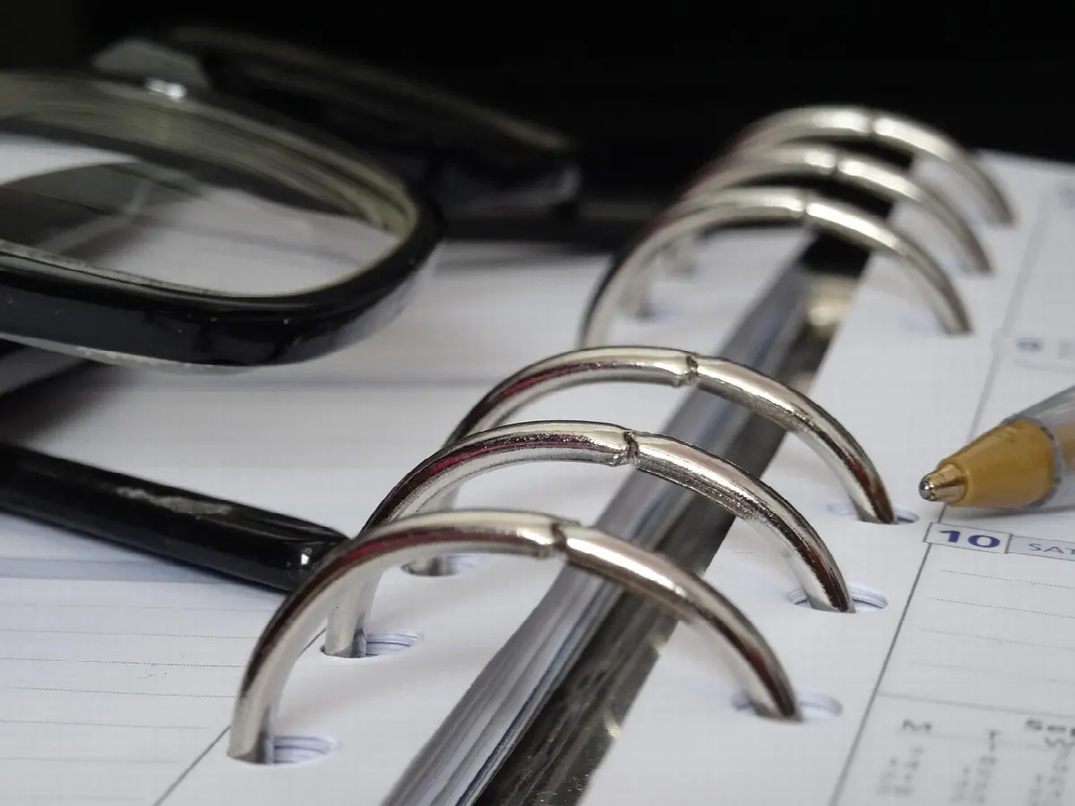 Caderno e planner sobre mesa de escritório
