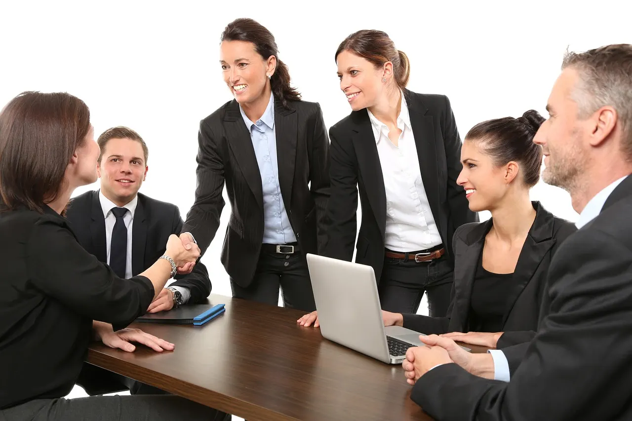 Pessoa lendo um blog financeiro em uma mesa de trabalho